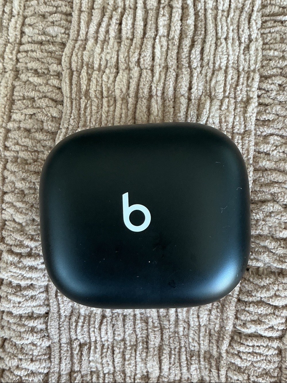 Beats by Dre Wireless Earbuds Charging Case in Black and White